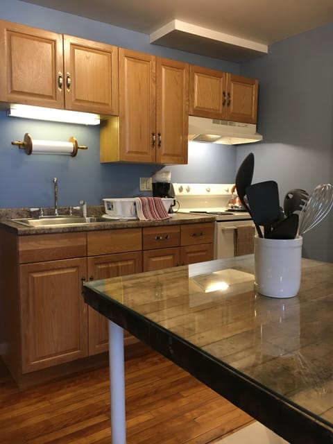 Plenty of cabinet space for the active kitchen chef or mid-night snacker.