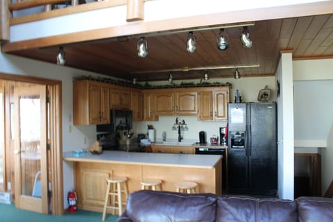 Breakfast Bar, seating for 3