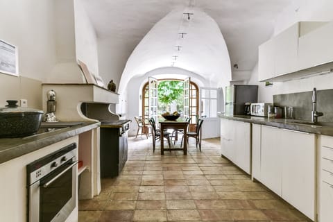Large kitchen opening onto the terrace and the garden