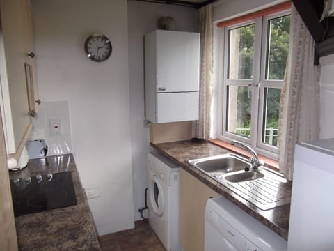 The kitchen with ceramic hob, oven, dishwasher, washing machine, fridge/freezer