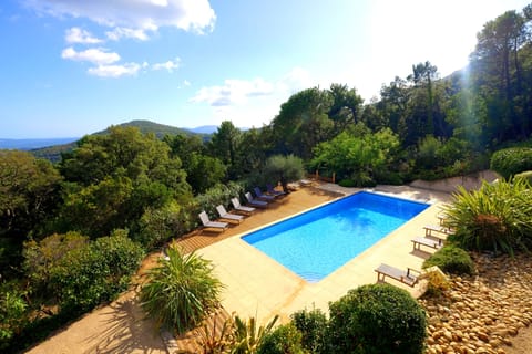 The pool with view to the sea beyond