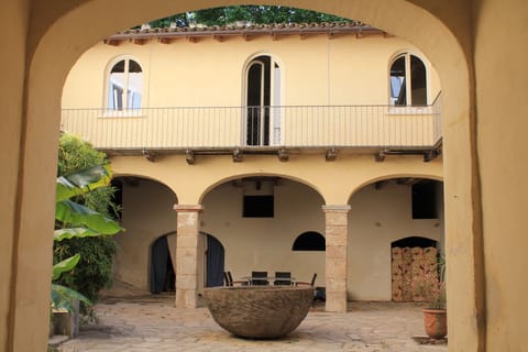 courtyard with 2 tables and chairs for outside meal or aperitif 