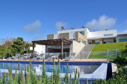 Private pool and sun terrace with loungers — Villa Isis, luxury holiday villa in Sintra