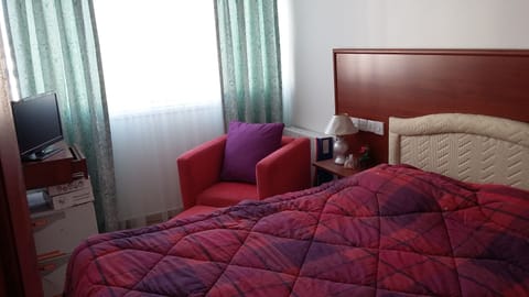 2 DOUBLE ROOMS WITH KETTLE MINIBAR MICROWAVE TV / DVD RADIO IRON AIRCON