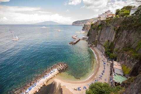 Access to sea and to solarium (available exclusively to residents of the condom.