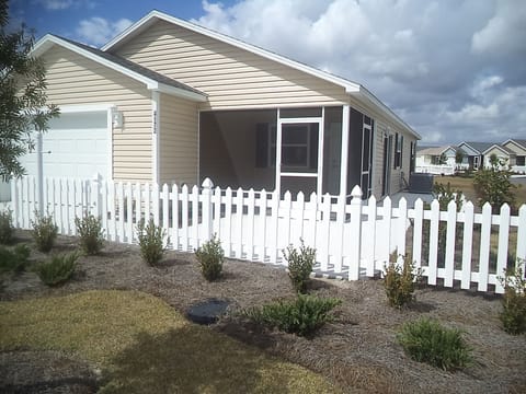 80 pools & 40+ Golf courses. Enjoy the Villages in this brand new Patio Villa!