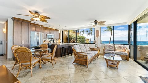 Corner unit provides views to the south of Keawakapu Beach!