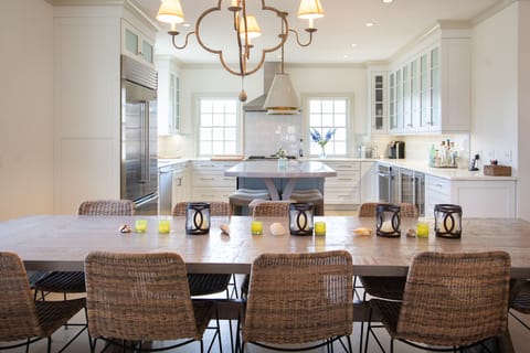 Dining area is close proximity to kitchen. 