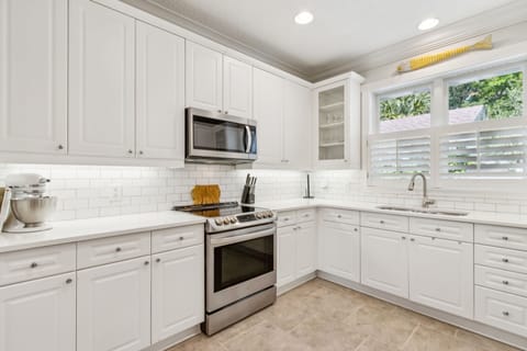 Fully Equipped Luxury Kitchen with Stainless Steel Appliances and Stunning Quartz Countertops