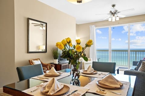 Cozy dining area with views to the Gulf!.