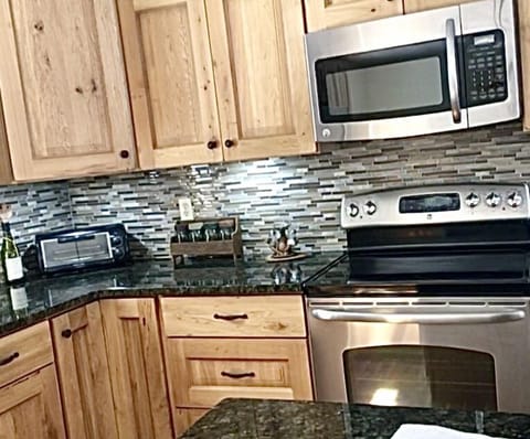 Granite counters & Stainless appliances