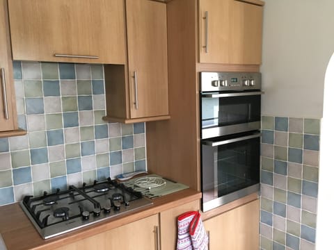 Gas hob and double electric oven