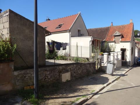 Garden with clothes line, table and chairs (10 metres from back door of house)