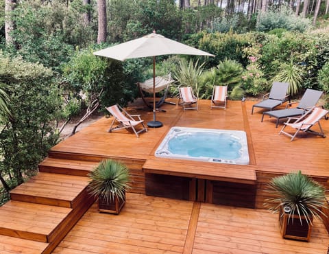 Outdoor spa tub