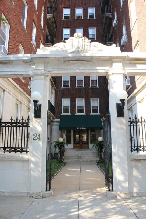 Front entrance to DeRenne Plaza