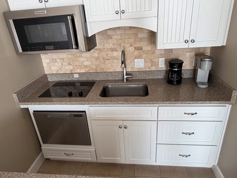 Both a Single cup Keuig and 5 cup Mr. Coffee machines.