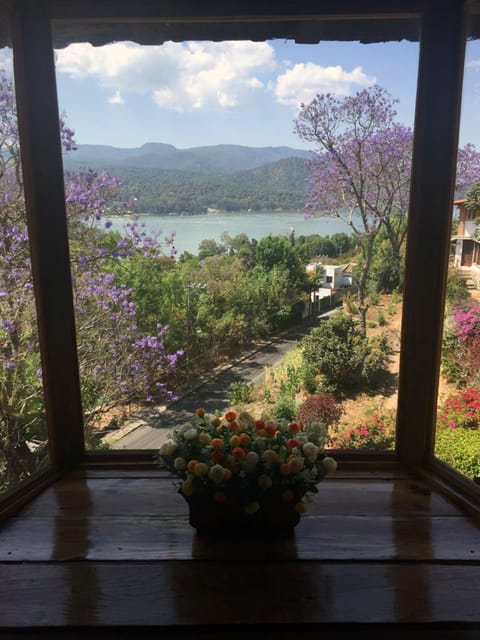 Vista al lago desde el comedor