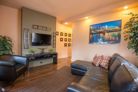 HomeLinkCincinnati Corporate Housing & Furnished Apartments - Livingroom