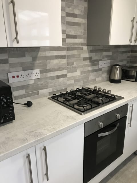 Well equipped kitchen. There is also a washing machine and a freezer