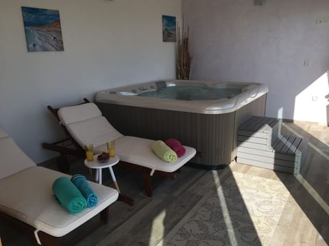 Indoor spa tub