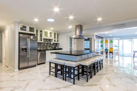 Extra large with flat cooktop island.