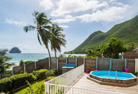 L'une des vues de la villa avec la terrasse sur sa droite