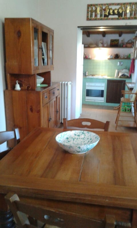 the dining table and the kicken