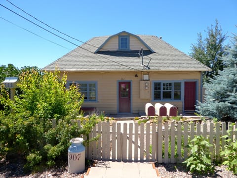 Willow cottage in Summer. Lilac Cottage is hidden to the left.