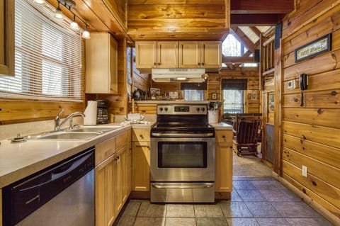 Pigeon Forge Pet Friendly Cabin "Sweet Dreams" - Fully furnished kitchen