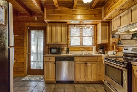 Pigeon Forge Pet Friendly Cabin "Sweet Dreams" - Fully furnished kitchen