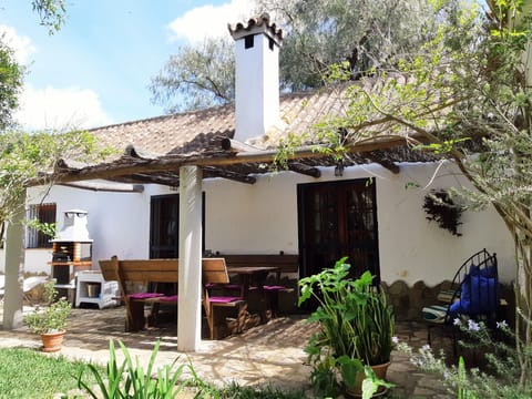 Pimienta Casita - shaded patio with BBQ for alfresco dining