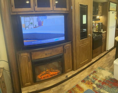 Heat can be turned off for ambiance. Cable provided.