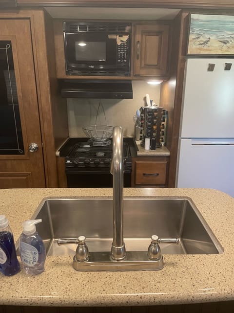 Farm house sink, big countertops. Gas stove and oven + toaster oven. Microwave 