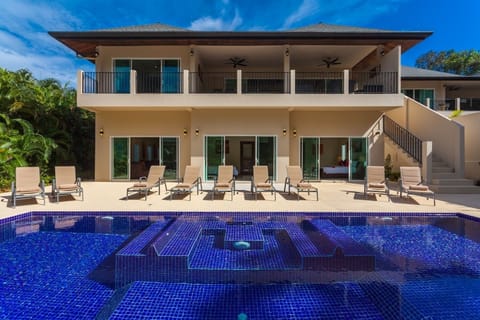 IVORY: 7 Bdrms, Pool, Nr Beach Sleeps 18
