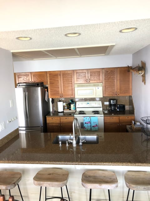 Kitchen with 4 stools for extra seating 