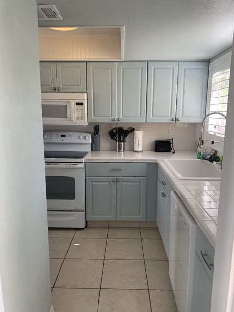 kitchen with full size appliances
