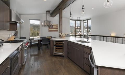 14 Claim Jumper kitchen1