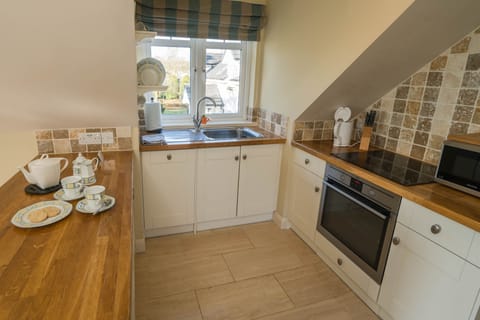 Fully fitted kitchen