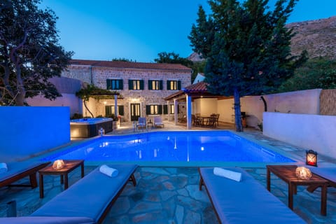 Private Pool / Hot tub, / Outdoor dining / BBQ