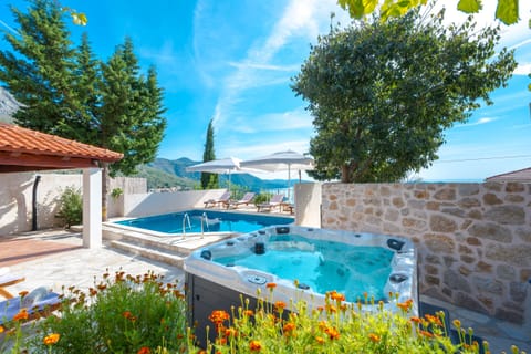 Private Pool / Hot tub, / Outdoor dining / BBQ