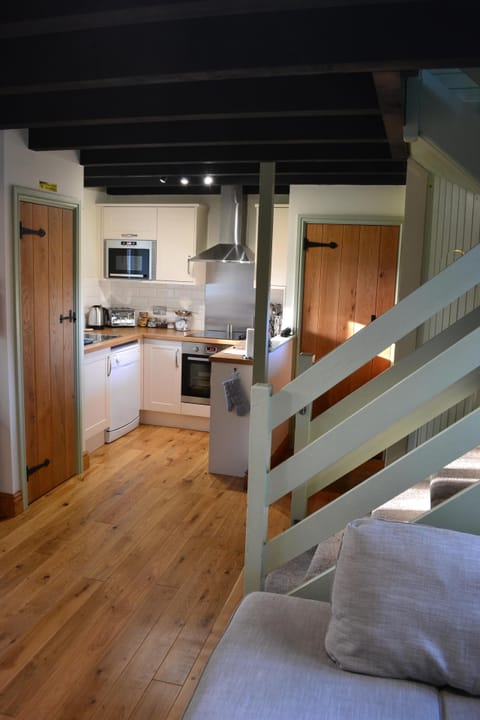 Herne Cottage - Kitchen area