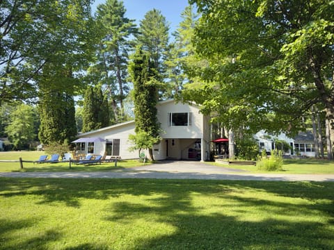 House front which faces Lake George.