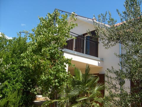 garden and 1st floor terrace with wine