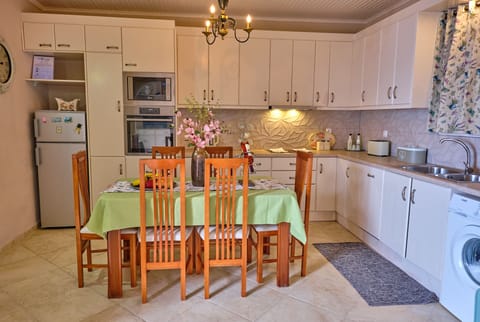 Villa Meli Afionas Corfu Kitchen And Dining Area 