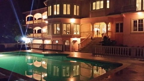 Stunning luxury home in peaceful relaxing location close to all top attractions
