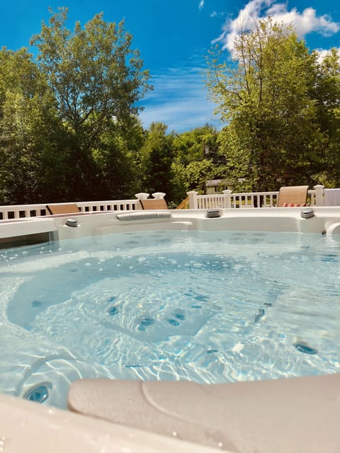 Large Hot tub with amazing views!