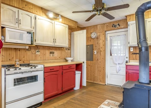 Kitchen - There is a new stove not pictured.