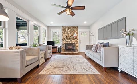 Cozy living room - fireplace is non operational