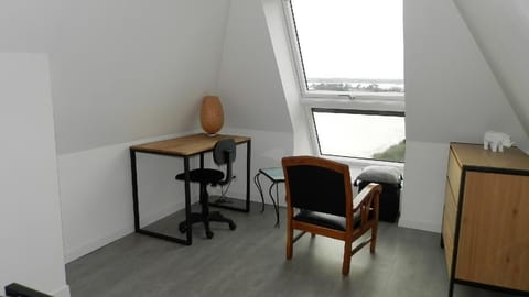 Reading / writing area and sea view (Bedroom with 160X200 bed).