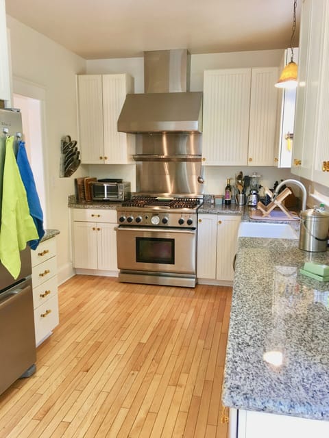 Fantastic kitchen stocks everything you need.